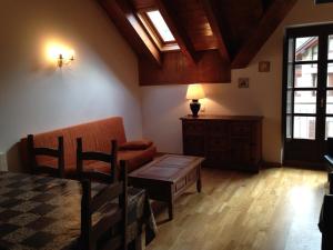 ein Wohnzimmer mit Sofa und Tisch in der Unterkunft Apartaments Pirinenc in Esterri d'Àneu
