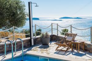 - une piscine avec une chaise et une table à côté de l'eau dans l'établissement Villa Capitano - ap.4, à Mlini