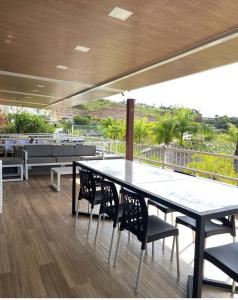 een tafel en stoelen op een terras met uitzicht bij Flat bananeiras in Bananeiras