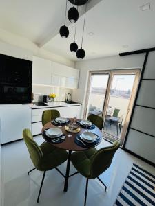 uma cozinha e sala de jantar com mesa e cadeiras em Apartman N&N em Koprivnica