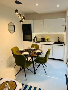 uma cozinha com mesa e cadeiras num quarto em Apartman N&N em Koprivnica