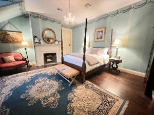 - une chambre avec un lit à baldaquin et une cheminée dans l'établissement The Myrtles, à Saint Francisville