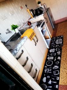 kuchnia z kuchenką z żółtym ręcznikiem w obiekcie T Tree Paradise Apartments Embu w mieście Embu