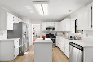 eine große weiße Küche mit weißen Schränken und Geräten in der Unterkunft 3 BR - Sleeps 8 - Spacious Home - Large Backyard - Pets in Round Rock