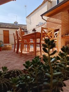 un tavolo e sedie in legno su un patio di Casa Elisa - Albergue turístico superior 