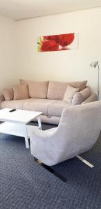 - un salon avec un canapé et une table dans l'établissement Villa Neptune Apartments, à Vrboska