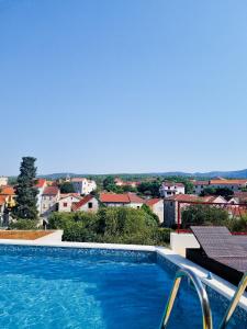 una piscina con vista sulla città di Villa Neptune Apartments a Vrboska (Verbosca)