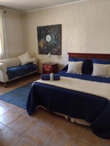 1 dormitorio con 1 cama grande y 1 sofá en JI Home Boutique en Santiago