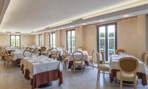 Grand Hotel Bonanno tesisinde bir restoran veya yemek mekanı