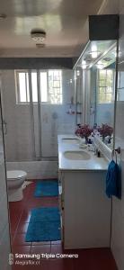 łazienka z 3 umywalkami i toaletą w obiekcie JI Home Boutique w mieście Santiago