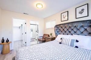 um quarto com uma cama grande e uma cabeceira azul em Quiet & Peaceful Home Close to LA/Beaches/Disney em Rosemead