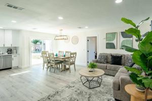 uma sala de estar com um sofá e uma mesa em Quiet & Peaceful Home Close to LA/Beaches/Disney em Rosemead