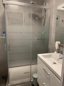 ラスパルマス・デ・グランカナリアにあるCasa a Medida - Smart Home - Canterasのバスルーム(洗面台の隣にガラス張りのシャワー付)