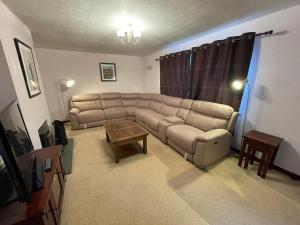 sala de estar con sofá y mesa en Hidden House Hebrides, en Garrabost