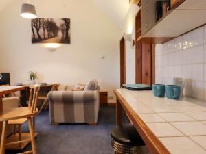Habitación con encimera, mesa y sillas en The View, en Faversham