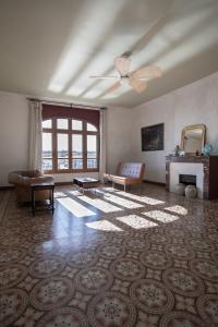 een grote woonkamer met een bank en een open haard bij CASA ABEILLE in La Ciotat