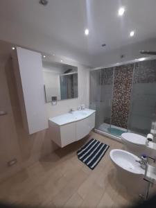 a bathroom with two sinks and a tub and a shower at La Casa di Boh, vicino ospedale San Paolo, Iulm, Forum Assago in Milan