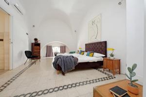 ローマにあるLuxury Spagna Apartmentsのベッドルーム(大型ベッド1台、椅子付)