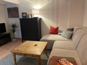 een woonkamer met een bank en een salontafel bij Ferienwohnung Eva in Radebeul
