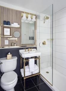 uma casa de banho com um WC, um lavatório e um chuveiro em Beacon Grand, A Union Square Hotel em São Francisco
