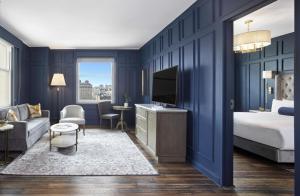 Beacon Grand, A Union Square Hotel客房内的一张或多张床位