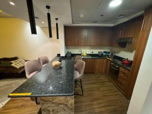 - une cuisine avec une table et des chaises dans la chambre dans l'établissement Rafal Tower two bedroom Apartment, à Riyad