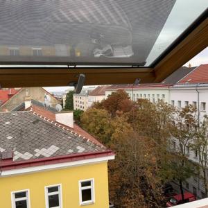 - une vue depuis la fenêtre d'un bâtiment jaune dans l'établissement Gemütliches Loft Nähe Hauptbahnhof DG4, à Vienne