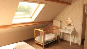 ein Kinderbett in einem Zimmer mit Fenster und Spiegel in der Unterkunft De Lekkermond in Diksmuide