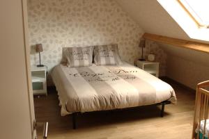 a bedroom with a bed with white sheets and pillows at De Lekkermond in Diksmuide