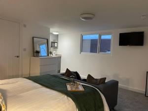 Un dormitorio con una cama y una bandeja. en Modern 6bedroomall ensuite in Birkenhead Free Parking and Wifi en Wallasey