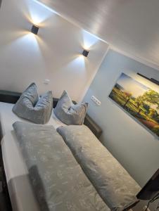 ein Schlafzimmer mit einem Bett und einem Wandgemälde in der Unterkunft Chic & Blick Die Ferienwohnung in Ebermannstadt