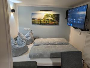 Zimmer mit 2 Sofas und einem Flachbild-TV in der Unterkunft Chic & Blick Die Ferienwohnung in Ebermannstadt