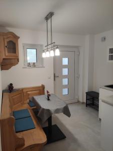 a living room with a table and a kitchen at Gästezimmer La Siesta in Ötisheim