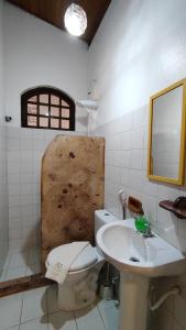 a bathroom with a toilet and a sink at Hospedagem do Sítio in Lençóis