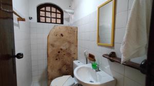 uma casa de banho com um WC e um lavatório em Hospedagem do Sítio em Lençóis