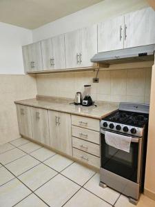 uma cozinha com um fogão e uma bancada em Casa los Mariachis centro em San Juan de los Lagos