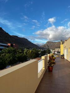 a balcony with a view of the mountains at Los Mangueros Beach 6 in Puerto de Mogán