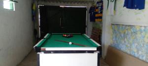 a snooker table in a room with a pool table at Gruta da Praia 1 in Saquarema