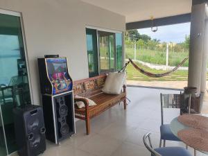 a room with a video game machine and a bench at RANCHO PARAISO Do ZIRINHO in Guapé