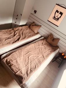 Ένα ή περισσότερα κρεβάτια σε δωμάτιο στο Lisa Lodge i Järvsö Ski and bike in and out