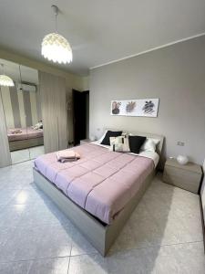 - une chambre avec un grand lit dans l'établissement Airbnb da Concy, à Zelo Buon Persico