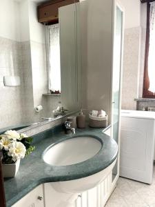 La salle de bains est pourvue d'un lavabo et d'un miroir. dans l'établissement Airbnb da Concy, à Zelo Buon Persico