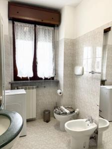 La salle de bains est pourvue d'un lavabo et de toilettes. dans l'établissement Airbnb da Concy, à Zelo Buon Persico