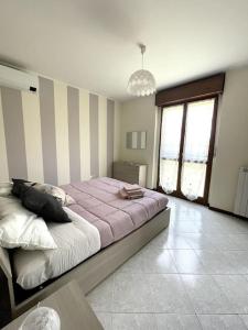 - une chambre avec un grand lit et une couverture rose dans l'établissement Airbnb da Concy, à Zelo Buon Persico