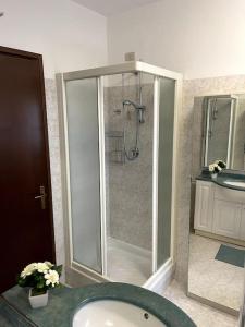 La salle de bains est pourvue d'une douche et d'un lavabo. dans l'établissement Airbnb da Concy, à Zelo Buon Persico