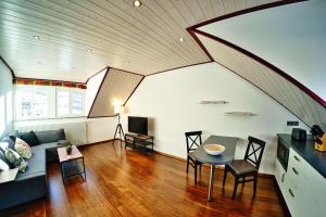 a living room with a couch and a table at Charmante Ferienwohnung im Herzen Neuenwegs in Kleines Wiesental