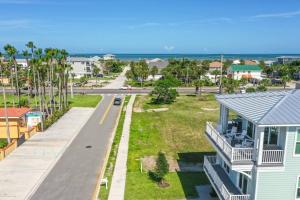 - une vue aérienne sur une maison et l'océan dans l'établissement Endless Summer Oasis Heated Pool And Putting Green, à Saint Augustine Beach