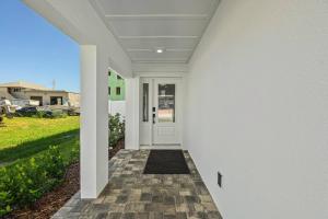 un couloir d'une maison avec une porte blanche dans l'établissement Endless Summer Oasis Heated Pool And Putting Green, à Saint Augustine Beach