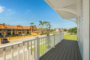 uma varanda com vista para uma rua em Endless Summer Oasis Heated Pool And Putting Green em Saint Augustine Beach