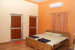 מיטה או מיטות בחדר ב-Yuvraj Nature Resort